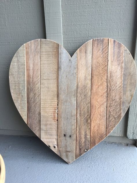 Rustic Heart-Shaped Pallet Sign by BurlapAndPallets on Etsy Pallet Heart, Wooden Pallet Signs, Driftwood Ideas, Pallet Projects Garden, Arte Doodle, Barn Wood Projects, Wood Craft Projects, Reclaimed Pallets, Pallet Boards