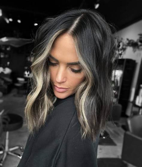 Platinum Money Pieces for Black Lob Money Piece Hair Color, Toning Bleached Hair, Money Piece Hair Ideas, Piece Hair Color, Money Piece Highlights, Money Piece Hair, Hair Contouring, Piece Highlights, Dark Brunette Hair