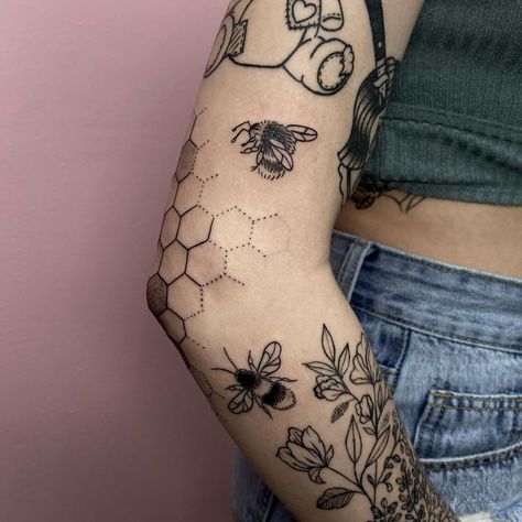 Lace Elbow Tattoo, Honeycomb Tattoo Elbow, Women’s Simple Tattoos, Mountain Theme Tattoo Sleeve, Best Elbow Tattoos, Elbow Bee Tattoo, Nature Elbow Tattoos For Women, Bending Elbow Tattoo, Honeycomb Elbow Tattoo