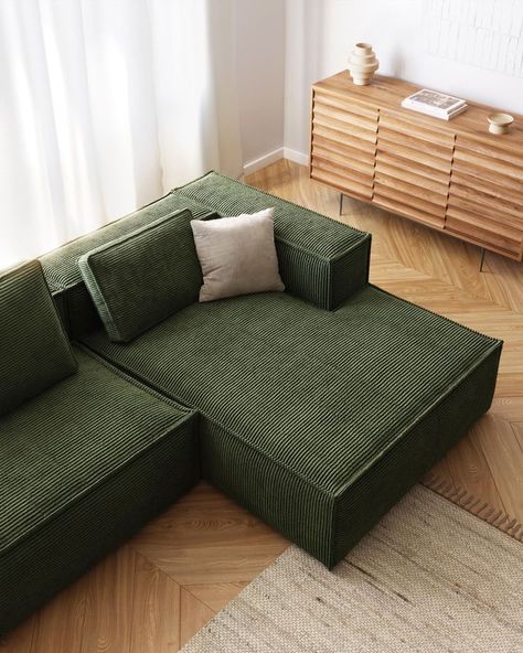 Green Sofa Living, Sofa Arrangement, Green Couch, Corner Sofa Chaise, Interior Design Per La Casa, Green Sofa, Kave Home, Living Room Inspo, Dream House Decor