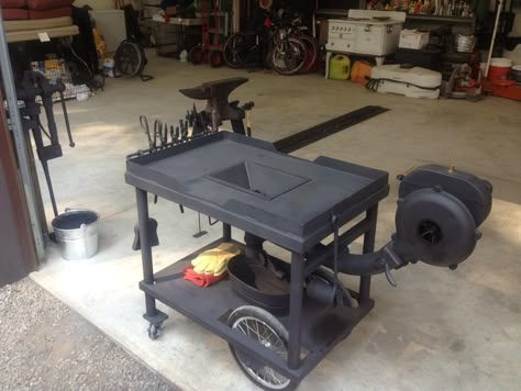 Officine In Garage, Welding Table Diy, Forging Tools, Welding Tables, Blacksmithing Ideas, Welding Shop, Black Smith, Blacksmith Forge, Black Smithing