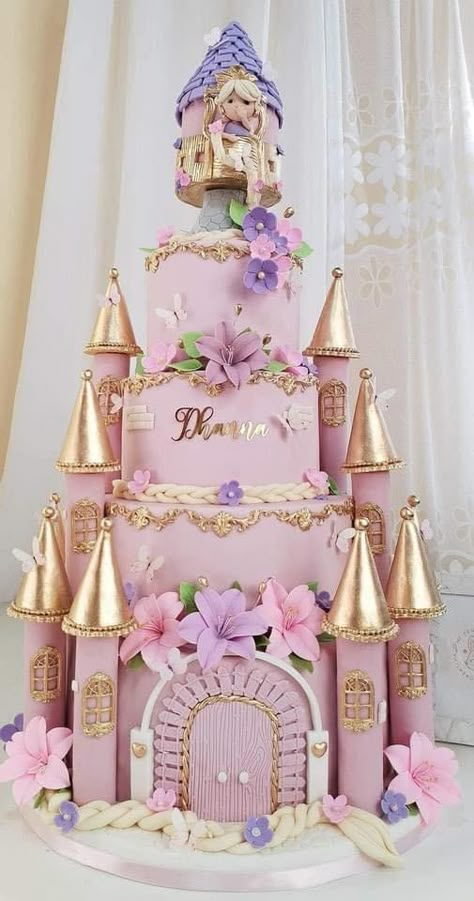 Disney Castle Birthday Cake, Princess Cake Diy, Diy Princess Cake, Rapunzel Torte, Disney Princess Birthday Party Cake, Disney Princess Castle Cake, Disney Princess Cake Ideas, Pastel Rapunzel, Princess Castle Birthday Cake