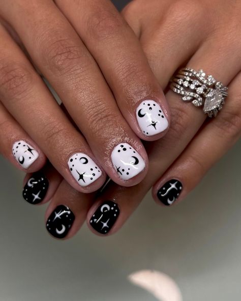 Short Witch Nails, Witchy Nails Short, Witchy Nail Ideas, Short Witchy Nails, Halloween Short Nails, Spooky Manicure, Nail Designs For Short Nails, Witch Nails, Witchy Nails