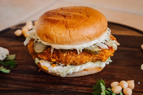 Cauliflower Crispy Burger - veganer.wandel Cauliflower Burgers, Crispy Burger, Cauliflower And Chickpeas, Cauliflower Burger, Thrive Recipes, Chickpea Burger, Vegan Ideas, Vegan Cauliflower, Vegan Burger