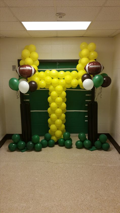 Football Party Birthday, Superbowl Ideas, Nfl Party, Awards Banquet, Tailgate Ideas, Team Theme, Football Decor, High School Activities, Football Theme Party