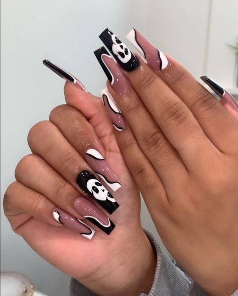 Spooky Nails Black And White, Scream Nails Short Coffin, Halloween Nails Scream Face, White And Black Halloween Nails, Black White Halloween Nails, Halloween Nails Black And White, Halloween Nails Scream, Black And White Halloween Nails, Scream Halloween Nails