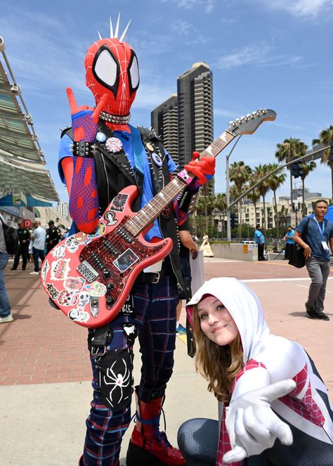 Cosplayers dressed as Spider-Punk and Spider-Man at the 2023 Comic-Con International: San Diego at the San Diego Convention Center on July 22, 2023 in San Diego, California. Spider Gwen Costume, Bad Cosplay, Wolverine Cosplay, Snow White Cosplay, Catwoman Cosplay, Batman Cosplay, Spider Punk, Paul Atreides, Wonder Woman Cosplay