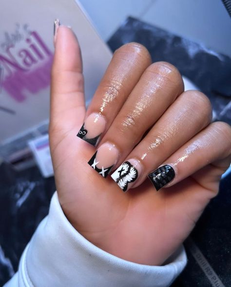 Shirt Nail Inspiration, Rod Wave Concert Nail Ideas, Kaws Short Acrylic Nails, Nails Inspo For Birthday, 13 Birthday Nails Short, Klaws Nails Design, Cute Medium Nail Designs, Nails Acrylic No Charms, Short Square Black French Tip Nails Designs