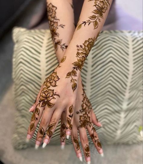 Henna Designs Khaleeji, Henna Designs Hand Arabic, Tattoo Hand Finger, Khaleeji Henna Designs, Finger Henna Designs Simple, Rose Mehndi Design, Mehndi Design Video, Redish Brown Hair, Floral Mehndi Designs