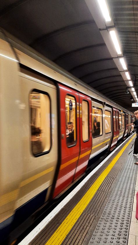 London Tube Aesthetic, The Tube London, London Core, Aurora Rose, Downtown Aesthetic, London Vibes, London Tube, Life Vision Board, London Aesthetic