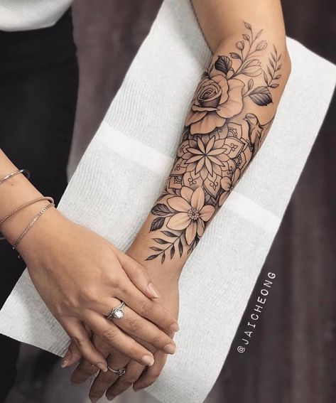 Instattoo2® 🏠 on Instagram: “Floral / Mandala 🔥👏🏻 Incrível  Gostaram? 😍 Deixe seu comentário. Feito por @jaicheong 👏🏻👏🏻 . . . . #tatuagens #instatattoo #tatuagemsp…” Kelis Fashion, Lower Arm Tattoos, Chicano Tattoos Sleeve, Arm Sleeve Tattoos For Women, Floral Tattoo Sleeve, Forearm Tattoo Women, Hand Tattoos For Women, Leg Tattoos Women, Classy Tattoos