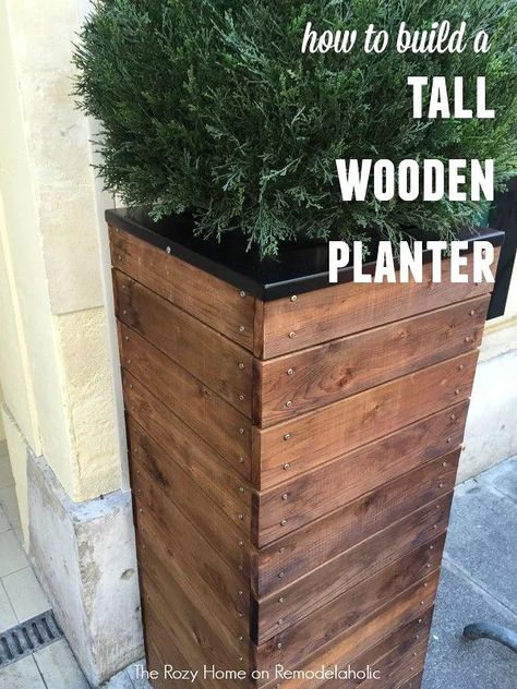 Easy DIY wooden plank porch planter idea on a budget. How to make do it yourself porch pots? How do you build a porch plank with a planter? diy planter that will look great o your front porch on a budget. Tall Wooden Planters, Porch Planter Ideas, Diy Wooden Planters, Front Door Planters, Diy Planters Outdoor, Elevated Planter Box, Door Planter, Planters Outdoor, Planters Diy