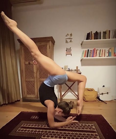 Flexibility Stretches Aesthetic, Calisthenics Poses, Hot Yoga Poses Flexibility, Handstand Aesthetic, Hot Yoga Poses Women, Stretch Aesthetic, Flexible Aesthetic, Flexibility Aesthetic, Yoga Vision Board