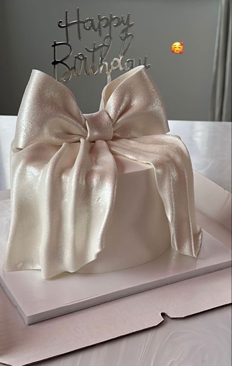 Cake With Bows Aesthetic, Birthday Cake Inspo Aesthetic Simple, Beautiful Cakes For Women, Cake With Bow On Top, Birthday Cake With Bow, Birthday Cake Aesthetic 17, Cakes For 18th Birthday Girl, Cake Designs 18th Birthday, Old Money Birthday Cake