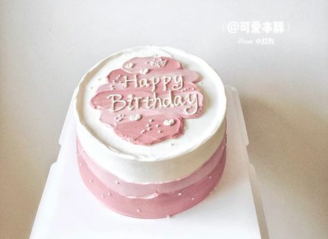 Kue Simple Aesthetic, Simple Pastel Cake, Birthday Cake Pink Girly, Bento Cake Pink, Pink Birthday Cake Aesthetic, Pink Bento Cake, Birthday Cake Bento, Minimal Birthday Cake, Bento Cake Aesthetic