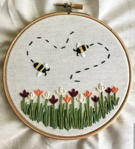 Embroidery Honey Bee, Honeybee Embroidery Design, Embroidery Bees And Flowers, Easy Beginner Embroidery Projects, Emboirdery Design Drawing, Embroidery Bee Simple, Easy Embroidery Design, Back Stitch Embroidery Design Patterns, Bee Embroidery Pattern Free