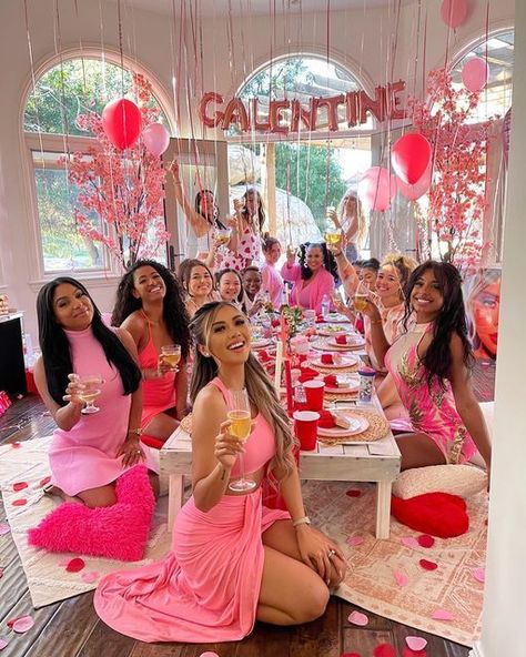 17 Insta-Worthy Galentine's Party Ideas Your Friends Will Love Valentines Party Food, Galentines Day Ideas, Valentines Brunch, Valentines Party Decor, Galentines Party, Spring Tea, Valentine Dinner, Valentine Theme, Friends Valentines