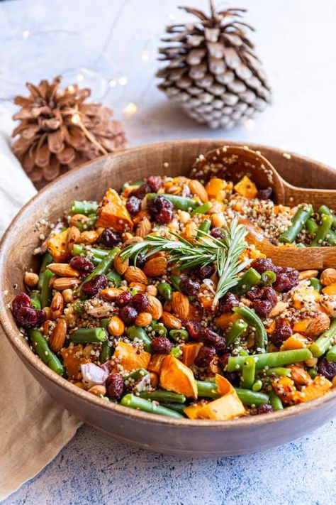 Healthy Vegan Christmas Salad with Quinoa and Green Beans Vegan Xmas Dinner, Salad Recipes Vegan, Legume Recipes, Vegetarian Christmas Dinner, Rainbow Plant Life, Salad Meals, Salad With Quinoa, Vegan Xmas, Vegan Christmas Dinner