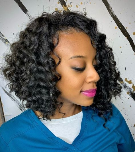 Wavy Curly Inverted Crochet Bob Bob Crochet Hairstyles, Wet And Wavy Bob, Crochet Bob Hairstyles, Short Crochet Braid Styles, Full Curly Hair, Individual Crochet Braids, Curly Hair Looks, Short Crochet Braids, Crochet Bob