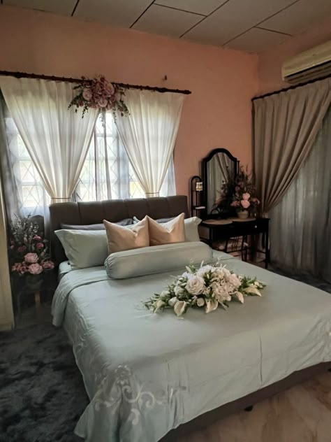 Bilik Pengantin Ideas Simple, Wedding Room Decorations Ideas Bedrooms, Bed Decoration For Wedding Night, Bride Bedroom Decoration, Bride Bed, Bride Bedroom, Bilik Pengantin, Married Couples Bedroom, Wedding Night Bedroom