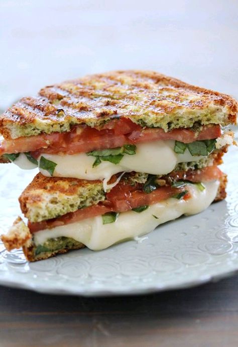 tomato basil mozzarella panini Tomato Basil Panini, Mozzarella Tomato Basil, Caprese Panini, Sandwich Vegetarian, Mozzarella Tomato, Sommer Mad, Panini Recipes, Basil Recipes, Sandwiches And Wraps