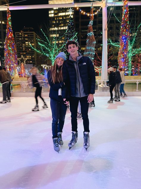 Christmas With Bf Aesthetic, Boyfriend Winter Aesthetic, Boyfriend Christmas Pictures, Cute Couple Holiday Pictures, Cute Winter Couples, Couple Picture Ideas Christmas, Christmas Lights With Boyfriend, Christmas Couples Ideas, Christmas Boyfriend Pictures