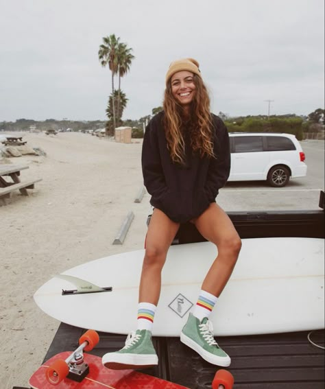 Surfer Chic Style, Surf Style Outfits, Surf Aesthetic Outfit, Triangle Outfit, Surfer Girl Outfits, Surfer Outfit, Daily Bugle, Surfergirl Style, Surf Girl Style