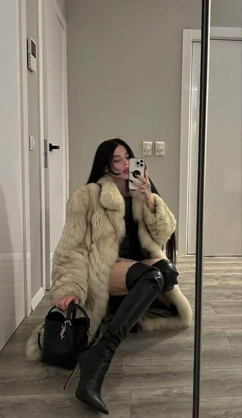 Legacy Of Gods, Icons Girls, Cool Fits, 가을 패션, Winter Fashion Outfits, Fashion Inspo Outfits, Trendy Outfits, Fur Coat, Winter Outfits