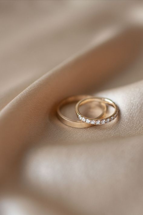 Engagement Ring Photography, Unique Wedding Band Sets, خواتم خطوبة, Wedding Rings Sets His And Hers, Couple Ring Design, Simple Wedding Bands, Engagement Rings Couple, Marriage Ring, Couple Wedding Rings