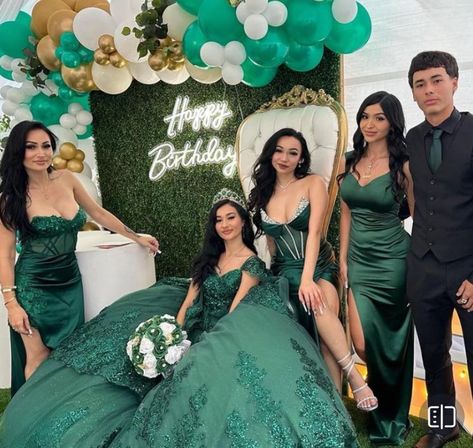 Emerald Green Dress Sweet 16, Forest Green Sweet 16 Theme, Emerald Green Quinceanera Theme Chambelanes, Quince Family Pictures, Emerald Green And Gold Quince Dress, Emerald Green Chambelanes Outfits, Dark Green Quinceanera Theme, Dark Green Quince, Emerald Green Quinceanera Dress