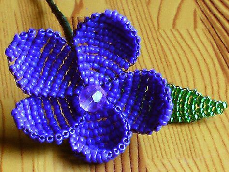 Free Beaded Flower Instructions  •  Free tutorial with pictures on how to make a beaded flower in 5 steps Free Jewellery Making Tutorials, Beaded Flowers Patterns, Seed Bead Flowers, French Beaded Flowers, Flowers Images, Beading Patterns Free, Beaded Jewelry Tutorials, Seed Bead Tutorial, Beadwork Patterns