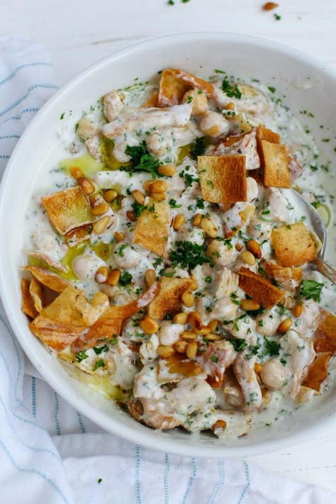 This authentic Lebanese Chicken Fatteh is an amazing combo of flavors made with yogurt, spiced shredded chicken, chickpeas, toasted pine nuts & pita bread! | Chicken Salads | Lebanese Food | #fatteh #chicken #lebanese #feelgoodfoodie Chicken Fatteh, Arab Dishes, Grazing Plate, Chicken Chickpeas, Arabisk Mad, Lebanese Chicken, Yemeni Food, Babaganoush Recipe, Middle East Food