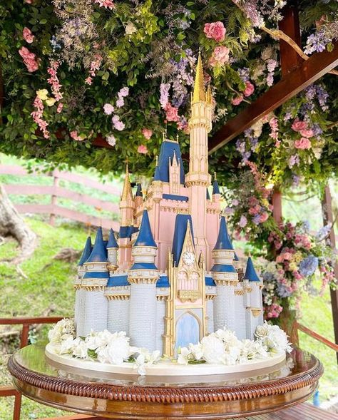 ❤️ParkTrends on Instagram: "🏰💗🍰 Incredible cake artistry from @thekingcake! The castle is unbelievable😍😍😍😍 . 📸 @thekingcake . #wowcake #cakeartist #disneycake #cinderella #slytherin" Disney Cake Castle, Disney Castle Wedding, Cinderella Castle Cake, Disney Castle Cake, Classy Birthday Party, Castle Wedding Cake, Cake Castle, Disney World Birthday, Castle Birthday Cakes