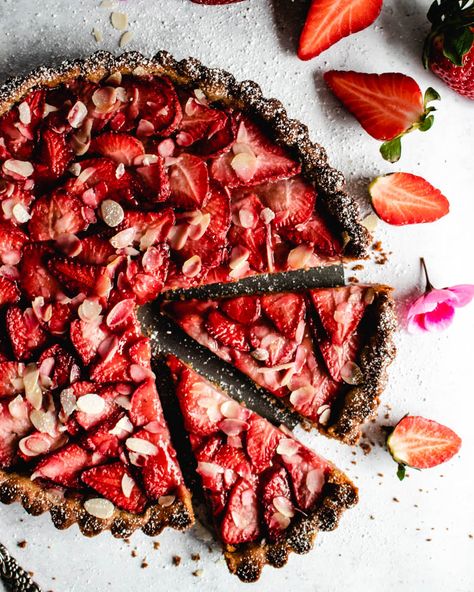 Strawberry Almond Tart, Vegan Strawberry Tart, Healthy Almond Flour Recipes, Healthy Tart, Seafood Breakfast, Breakfast Pasta, Tart Vegan, Oatmeal Muffins Healthy, Tarte Vegan