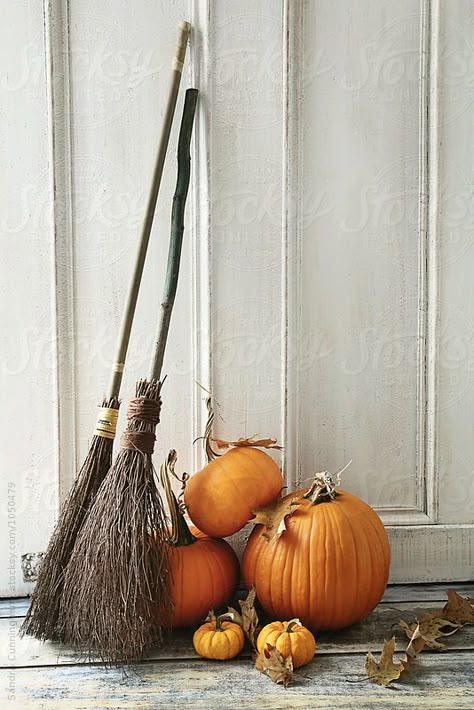 Thanksgiving Decorations Outdoor, Outside Fall Decor, Decoration Vitrine, Halloween Decor Diy, Halloween Porch, Theme Halloween, Fall Halloween Decor, Halloween Cupcakes, Halloween Inspiration