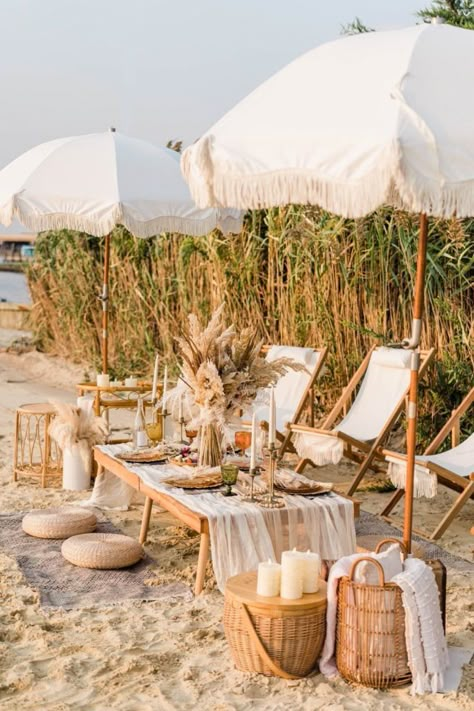 Beach Setup Aesthetic, Beach Party Picnic, Coastal Tea Party, Picnic Set Up Ideas Simple, All White Picnic, Beach Picnic Setup, Beach Picnic Wedding, White Beach Party, Coastal Picnic