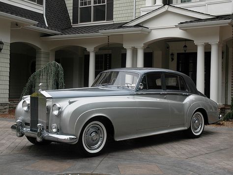 Rolls-Royce Silver Cloud II - this is my Mom's absolute favorite car.  Even today this car says, "I have arrived." 1960 Rolls Royce, Rolls Royce Vintage, Rolls Royce Silver Shadow, Vintage Rolls Royce, Bentley Rolls Royce, Classic Rolls Royce, Rolls Royce Silver Cloud, Rolls Royce Motor Cars, 1959 Cadillac