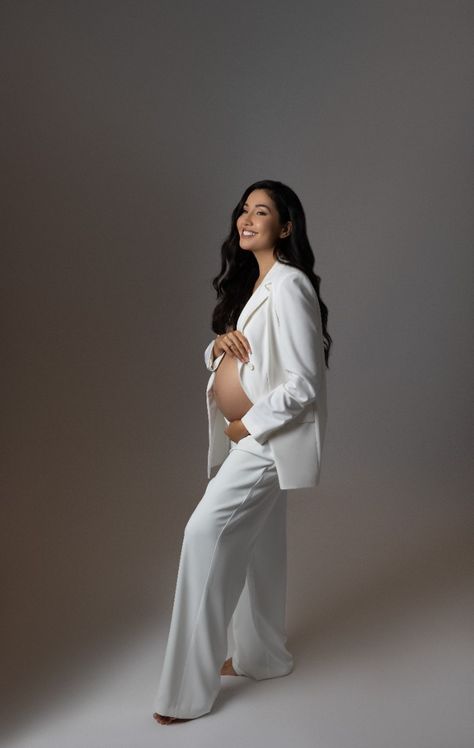 Maternity Maternity Photo Studio Ideas, Maternity Suit Photoshoot, Business Maternity Shoot, Beige Maternity Photoshoot, Blazer Maternity Shoot, Studio Maternity Shoot Outfit Ideas, Maternity Shoot Ideas Indoor Studio, Pant Suit Maternity Shoot, Studio Maternity Shoot Jeans