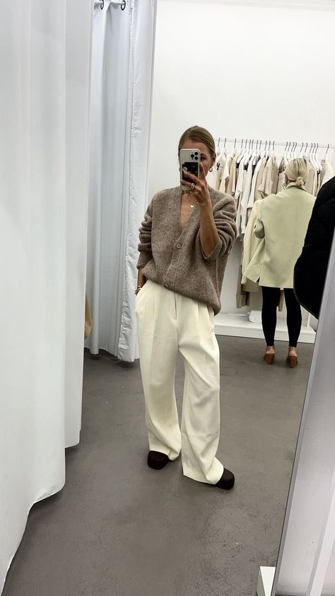 Frankie Shop Street Style, Frankie Shop Outfit, The Frankie Shop Outfit, Nude Sweater Outfit, Wide Pant Outfit, Wide Pants Outfit Winter, Outfit With Beige Pants, Beige Style Fashion, Nude Pants Outfit