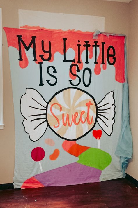 Candy Big Little Reveal, Cheer Little Sister Reveal Poster, Big Little Banner Ideas, Big Little Door Decorations, Big And Little Reveal Ideas Cheer, Big Little Poster Ideas, Big Little Reveal Box Ideas, Big Poster Ideas, Big Little Banner