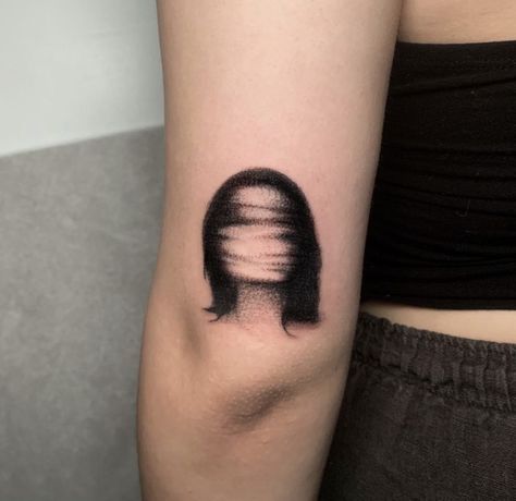 Tattoo Of Mouth, Eerie Tattoos Dark, Shoulder Tattoo Blackwork, Billie Eilish Eyes Tattoo, Blurry Face Tattoo, Blackwork Back Tattoo, Confused Tattoo, Small Realism Tattoo, Small Dark Tattoos