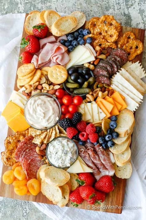 How to Make a Charcuterie Board - Spend With Pennies Cheap Snack, Goat Cheese Dip, Baked Goat Cheese, New Year's Eve Appetizers, Charcuterie Ideas, Fingerfood Party, Decorações Com Comidas, Charcuterie Platter, Party Appetizers Easy