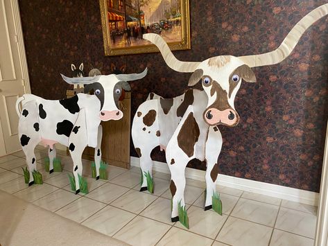 Cows made of cardboard for decorations at a square dance. Rodeo Float Ideas, Western Decorations Cowboy Theme, Western Themed Decorations, Diy Rodeo Decor, Wild West Homecoming Float, Western Hoco Theme, Wild West Halloween Decorations, Western Dance Theme, Country Themed Dance