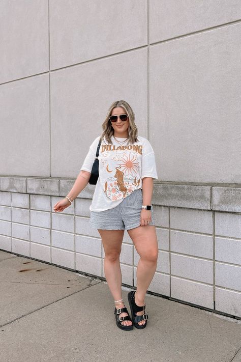 Summer Outfits Hot Weather Midsize, Oversized Graphic Tee Outfits, Comfy Outfits Summer, Hot Weather Fits, Chubby Outfit Ideas, Midsize Summer Outfit, Boxer Shorts Outfit, Oversized Tee Outfit, Summer 2024 Fashion Trends