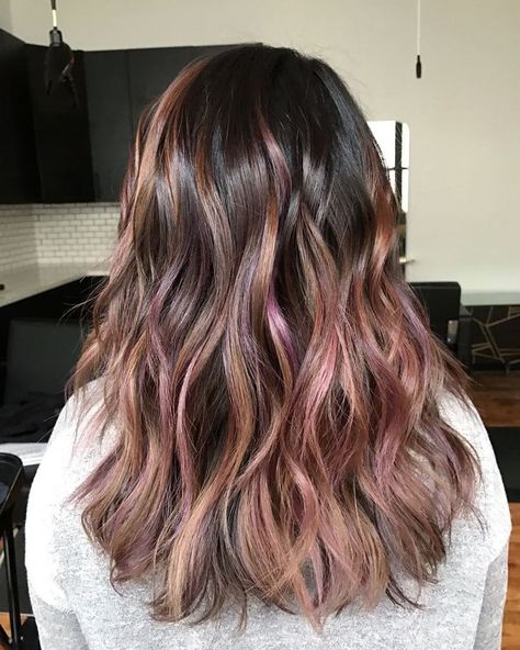 A very wearable pink highlight ???? Chocolate Mauve Hair, Mauve Hair, Hair Color Ideas For Spring, Fall Hair Color Trends, Rainbow Hair Color, Lilac Hair, Chocolate Brown Hair, Pink Highlights, Brown Hair With Highlights