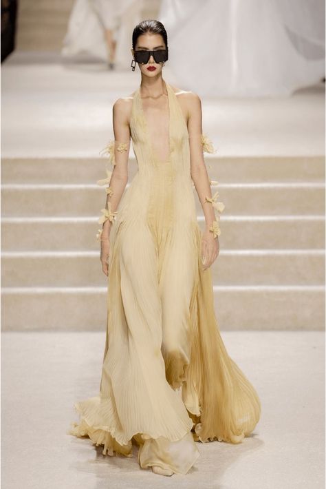 Pale Yellow Dress Aesthetic, Pale Yellow Wedding Dress, Yellow Gowns Elegant, Old Fashion Runway, Hollywood Gowns, Pale Yellow Dresses, Money Dress, Met Gala Outfits, Yellow Gown