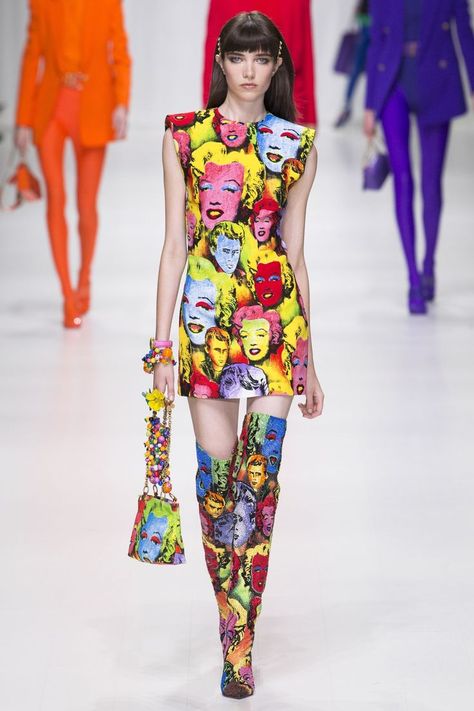 More Marilyn Monroe Style. Pop art explosion! Pop Art Fashion, Versace Runway, Summer Runway, Versace Spring, Italian Fashion Brands, Anja Rubik, Versace Fashion, Doutzen Kroes, Popsugar Fashion