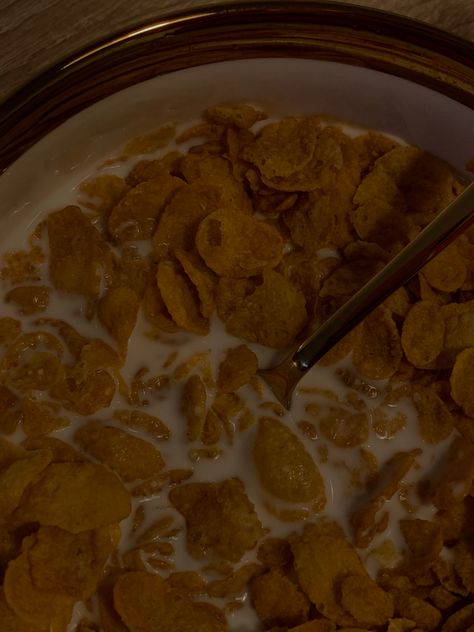 Cornflakes Breakfast, Corn Flakes Cereal, Cereal Milk, Food Therapy, Corn Flakes, Food Snapchat, Food Cravings, Aesthetic Food, Food Photo