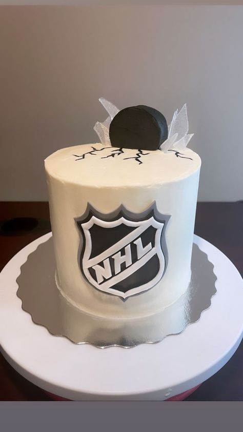 Hockey Cake Ideas, Hockey Wedding Ideas, Hockey Wedding Theme, Hockey Cupcakes, Leo Cake, Hockey Birthday Cake, Sports Birthday Cakes, 17th Birthday Cake, Hockey Cake