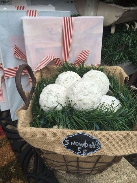 diy make snowball tutorial, christmas decorations, crafts, decoupage, seasonal holiday decor Snowball Decor, Snowballs Diy, Fake Snowballs, Snowflake Napkin Rings, Christmas Crystals, Diy Wood Wall Decor, Decorative Mesh Wreaths, Diy Snowflake, Snow Balls